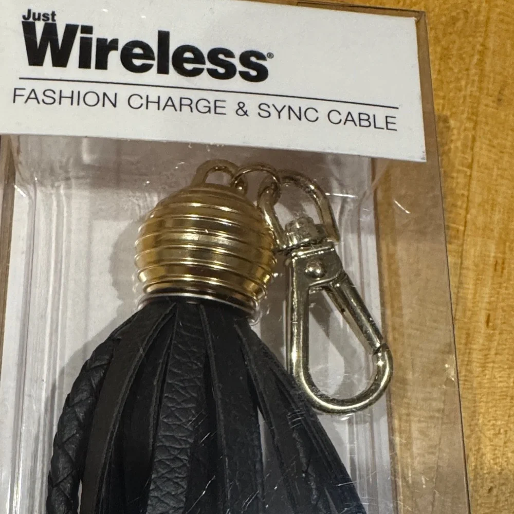 Just wireless Black Tassel Fashion Charge & Sync Cable Keychain